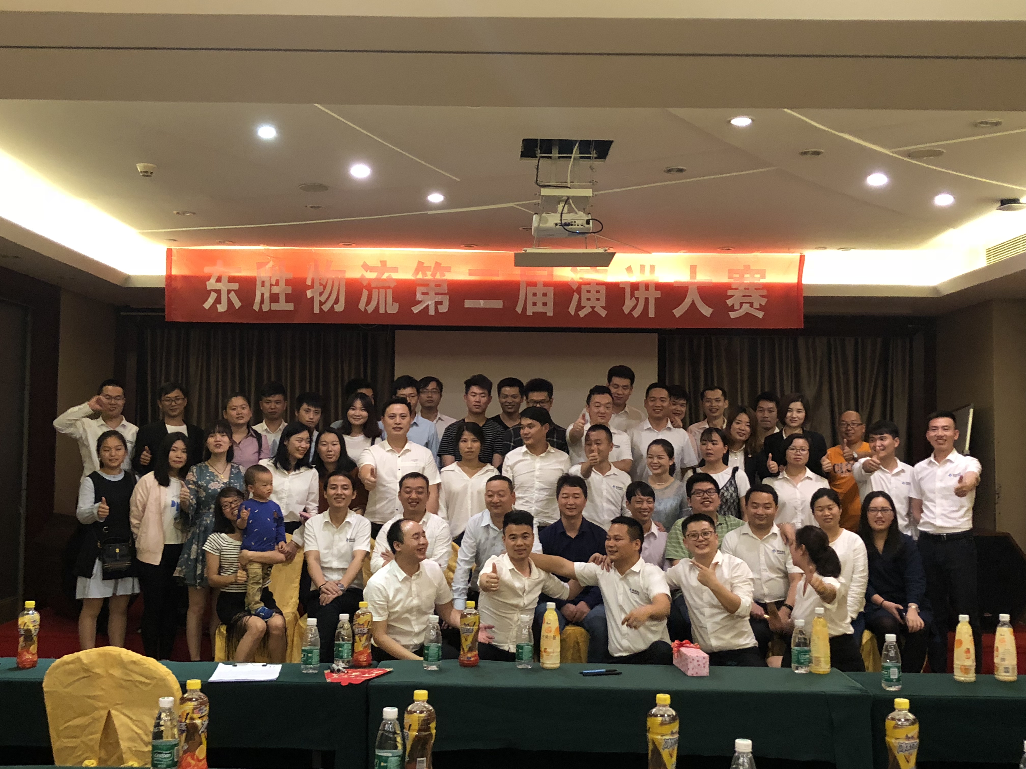 东胜物流第二次演讲大赛员工合影